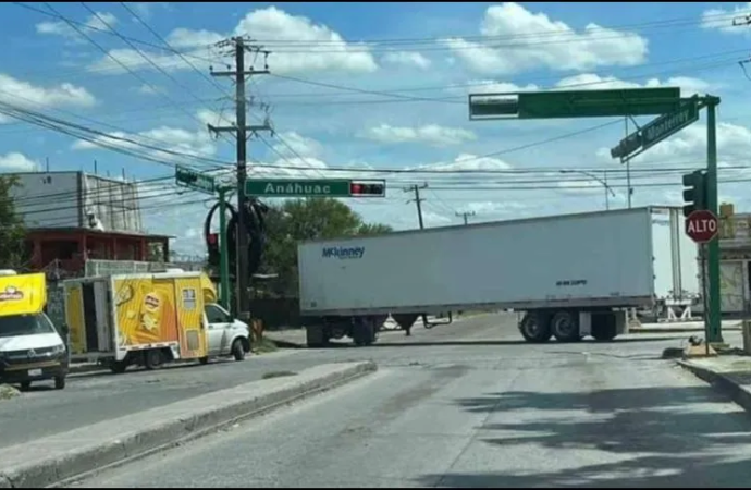 Balaceras y bloqueos cerca de centro comercial en Nuevo Laredo