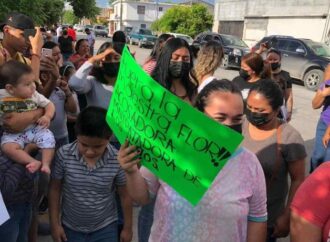 Toman padres de familia primaria; impiden acceso al plantel