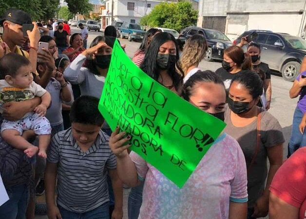 Toman padres de familia primaria; impiden acceso al plantel