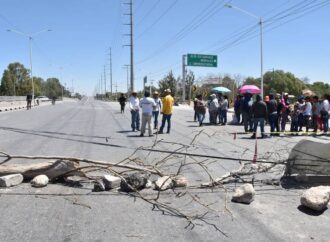 Habitantes de Soledad bloquean carriles del periférico, exigen que se dé fin a incendio