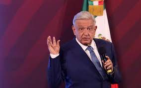 AMLO arremete contra ministros que marcharon para defender fideicomisos