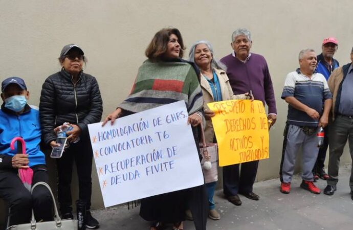 Maestros toman la Dirección de Pensiones y amagan con bloquear calles en SLP