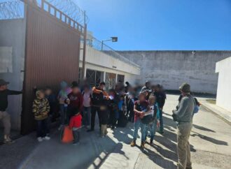 Rescatan a 123 migrantes que estaban encerrados en una caja de tráiler en Matehuala, SLP