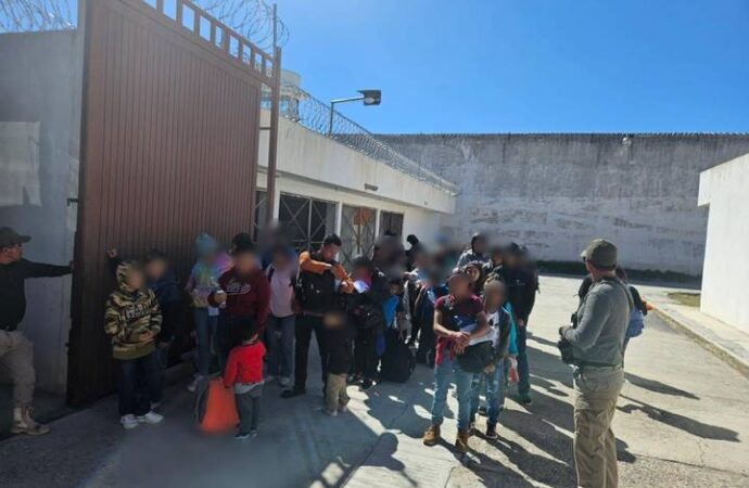 Rescatan a 123 migrantes que estaban encerrados en una caja de tráiler en Matehuala, SLP