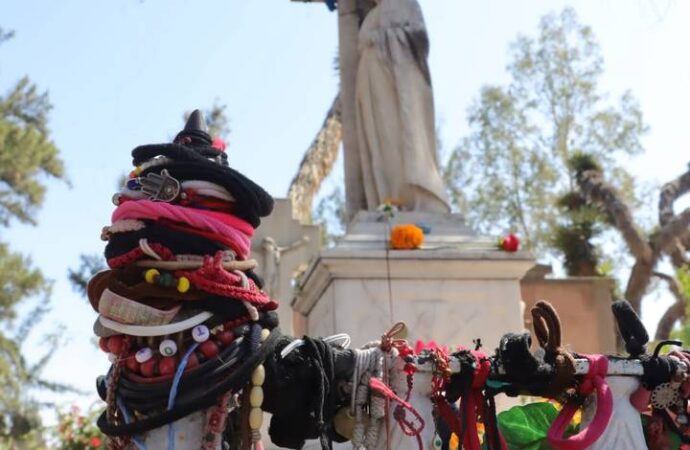 Cientos visitaron la tumba de “La virgen que llora” en El Saucito