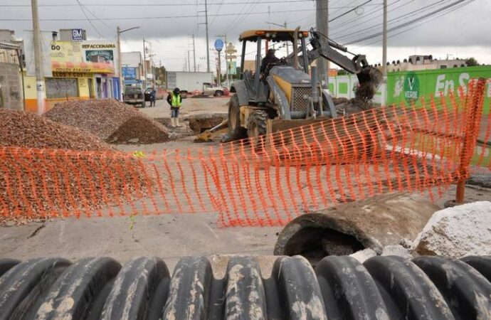 Señalan a Interapas como responsable por socavón en Av. San Pedro