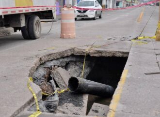 Se abre socavón en la Avenida San Pedro