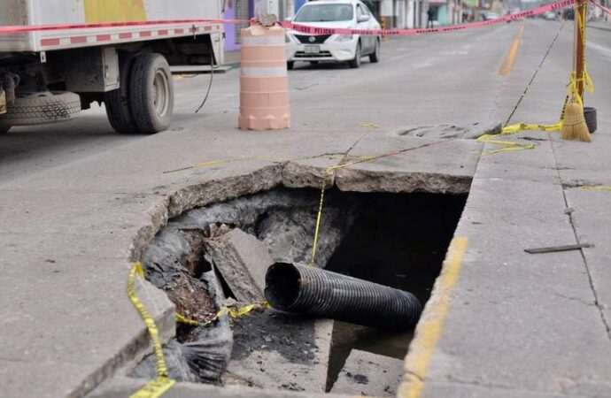 Se abre socavón en la Avenida San Pedro