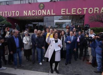 INE turna a comisión denuncia de Xóchitl Gálvez contra Claudia Sheinbaum, AMLO y Morena 