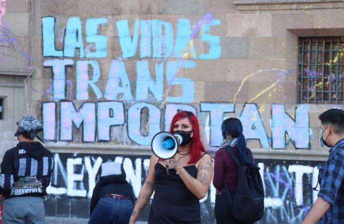 Colectivos protestan en Palacio Nacional para exigir que AMLO frene asesinatos de mujeres trans