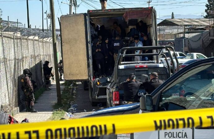 Rescatan a 200 migrantes ocultos en un tráiler en Coahuila