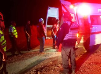 Fatal accidente deja dos muertos cuando familia se vuelca sobre la carretera a Mezquital