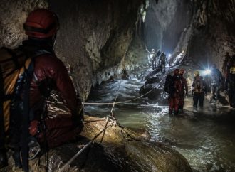 Equipos de rescate acceden a la Cueva Chichicazapan para extraer dos cadáveres; las labores de búsqueda de un desaparecido siguen en curso