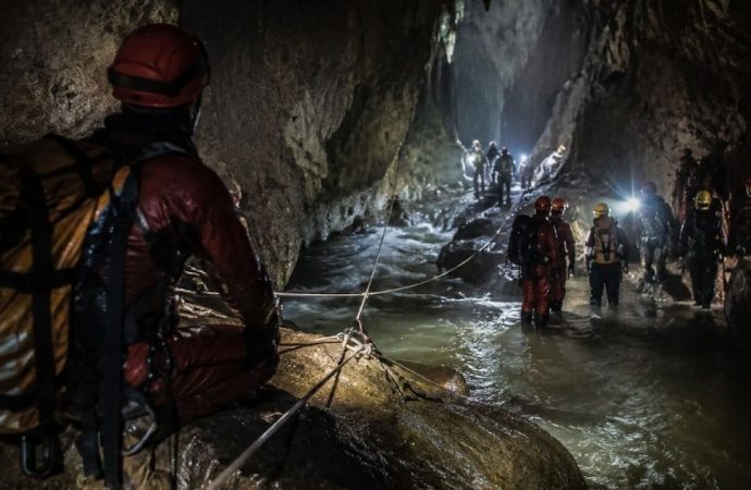 Equipos de rescate acceden a la Cueva Chichicazapan para extraer dos cadáveres; las labores de búsqueda de un desaparecido siguen en curso