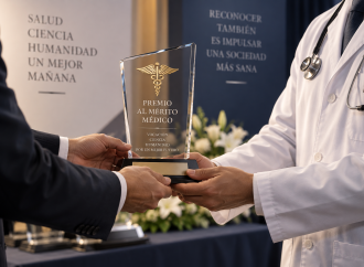 Alejandro Loera Aguilar recibe el Premio al Mérito Médico en reconocimiento a su trayectoria
