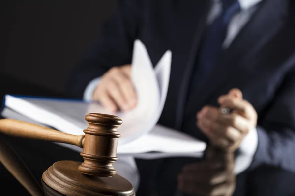 Amparo a coimputado de Javier Corral obliga a reponer procedimiento penal en Chihuahua.
La Jueza Décimo de Distrito ordena al juez de control local admitir su falta de competencia material sobre el caso.