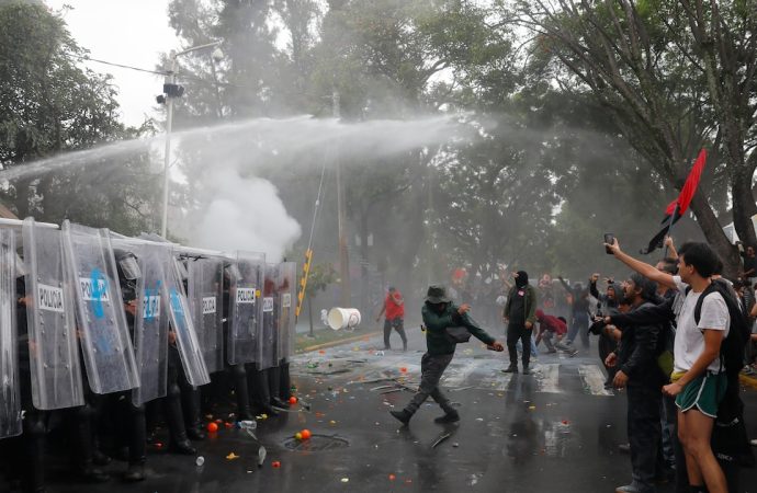 La CNDH abrirá una indagatoria sobre la violencia ejercida durante la protesta por la escasez de agua en Jalisco; Sheinbaum exige determinar «quién ordenó» el operativo